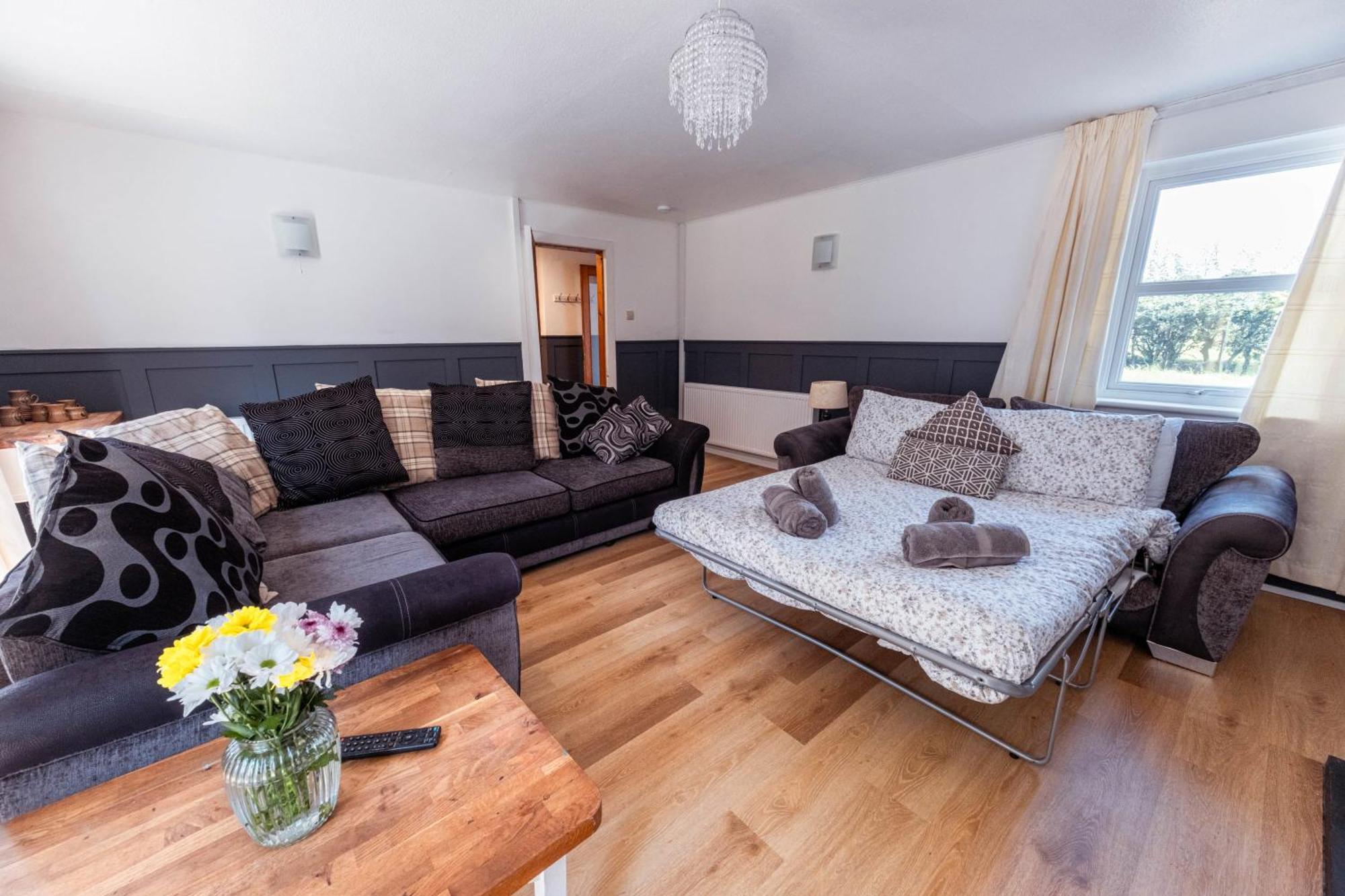 Large Country House With Garden, Outdoor Spa Area & Games Room With Hot Tub And Fire Pit Wigtown Buitenkant foto
